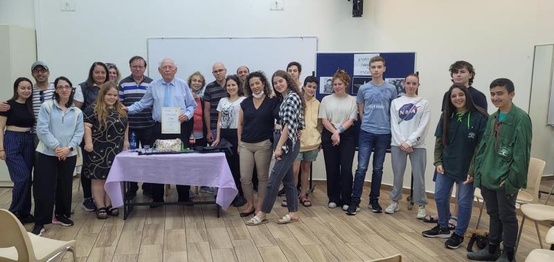 זיכרון בסלון במתנ"ס רמות בגין עם איש העדות אשר ורד.